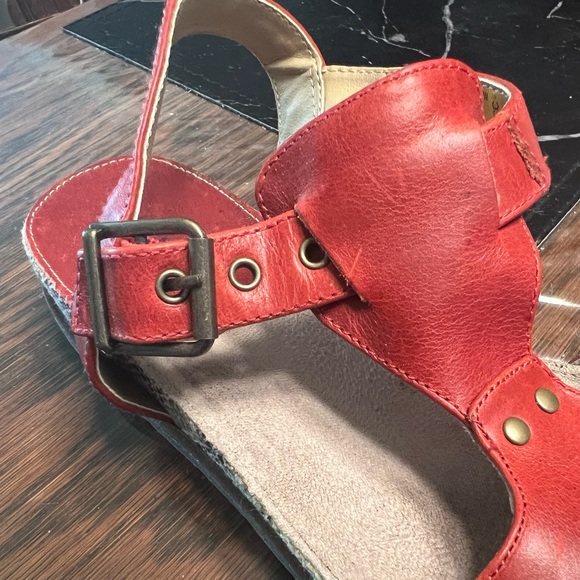 7-1/2W CAT (Caterpillar) sandals - Picture 2 of 6